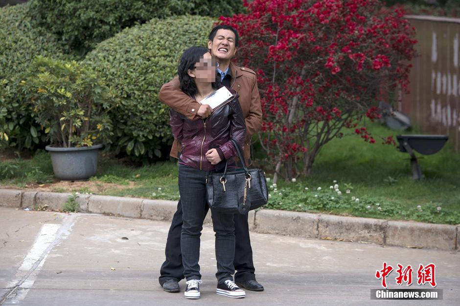 4月8日，劫持者與警方對峙。