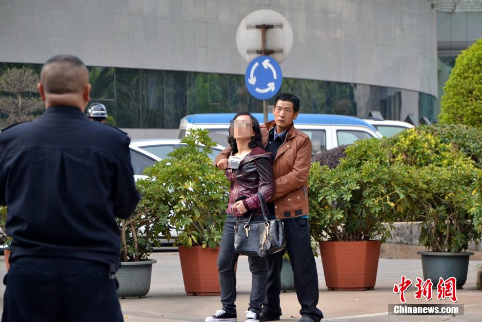 圖為劫持者與警方談判中。