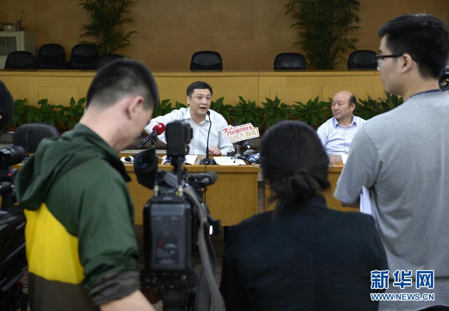  5月18日，杭州市環(huán)保局長(zhǎng)胡偉（左）在發(fā)布會(huì)上回答記者提問。