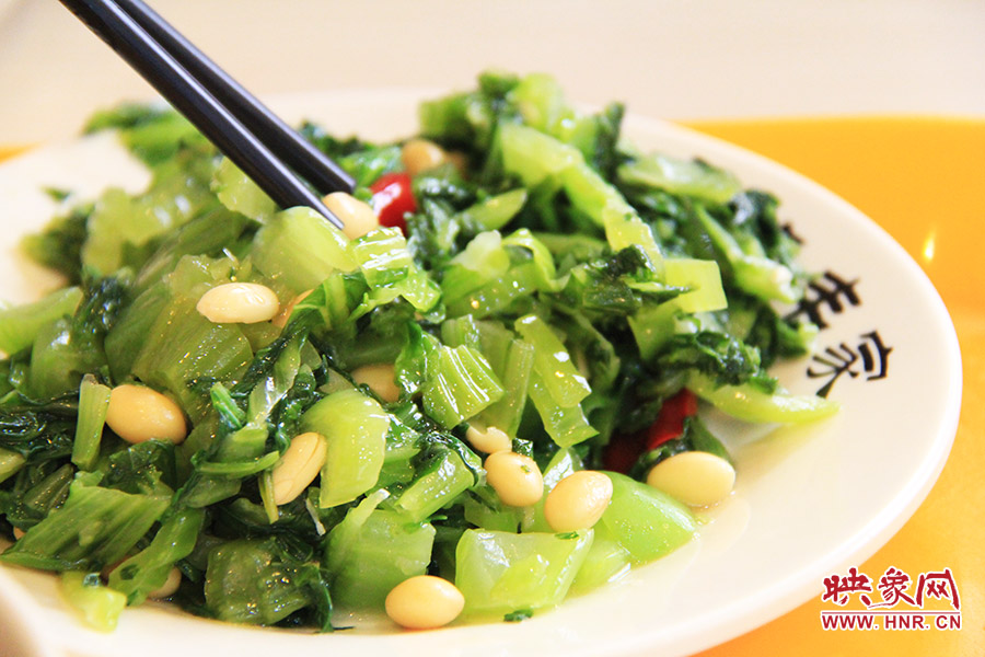 一盤涼拌芥菜,看起來(lái)很新鮮,味道也不錯(cuò)!