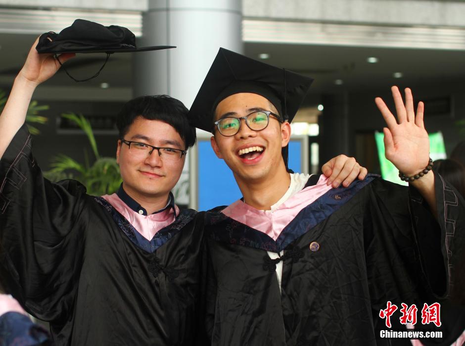 6月6日，浙江理工大學(xué)的畢業(yè)生們?cè)谛@中以賣萌、搞怪等獨(dú)具青春特色的方式告別大學(xué)生涯。中新社發(fā) 李晨