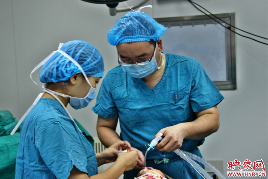 醫(yī)生正在對小龍進行麻醉后的觀察。