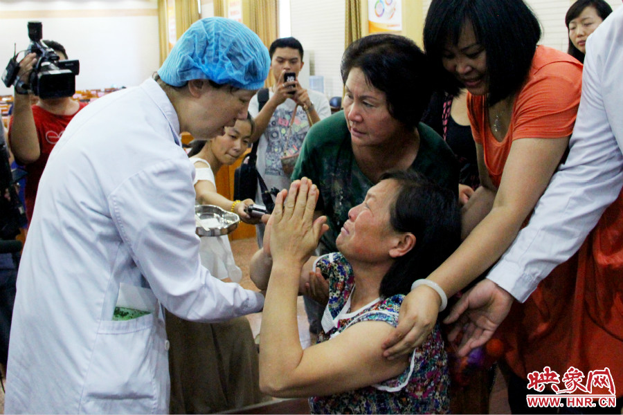 當?shù)弥↓埬X部的鋼針成功取出，馮書想的情緒有些激動。