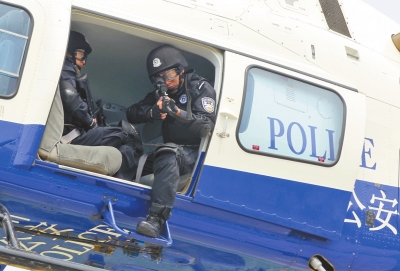 遇緊急情況，機載狙擊手可實施對地打擊。