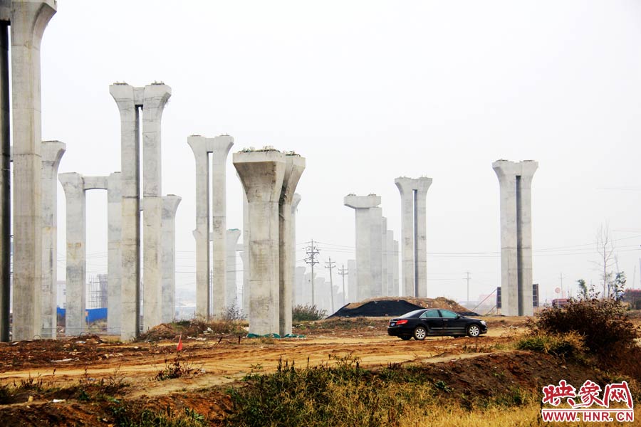 施工項目部偶爾會有車輛來往。