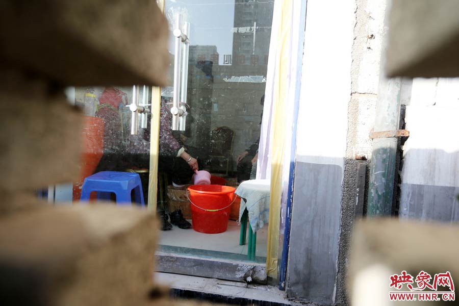 墻內(nèi)一家店面正常營業(yè)。