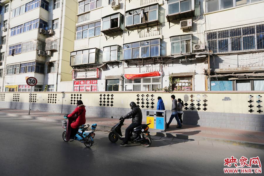 雖然墻內(nèi)的商戶已經(jīng)搬走，但一些門頭還沒撤下。