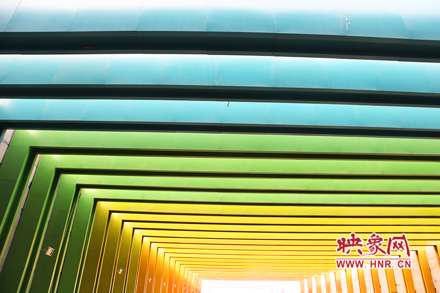 線條的明暗變化令人感覺夢(mèng)幻般神奇。