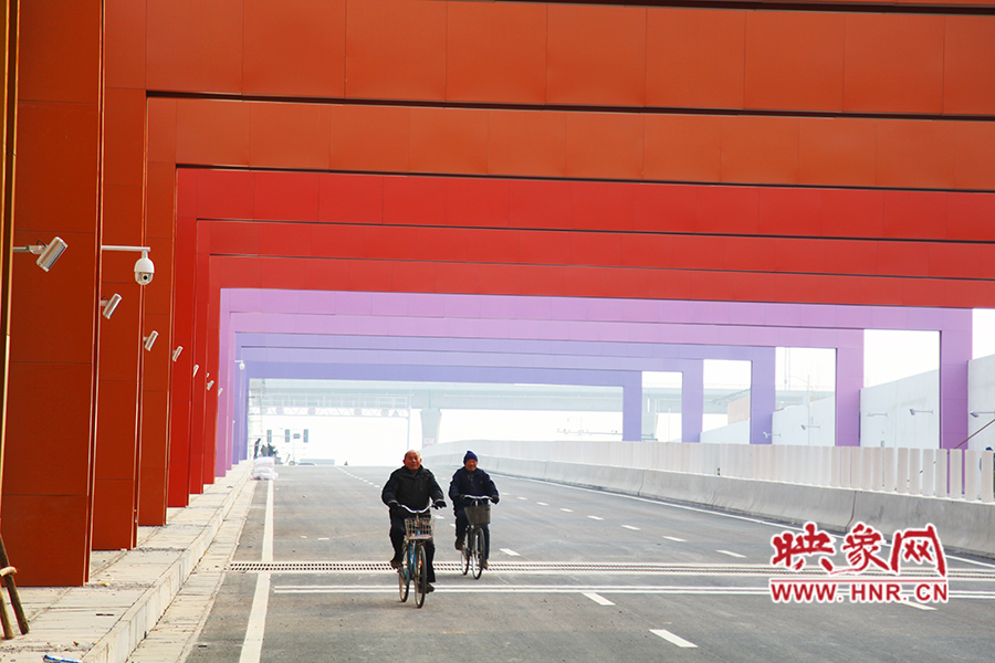 兩位老人騎自行車通過。