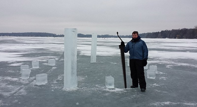 　這5名美國人使用鏈鋸和冰刀切割冰塊，用了2周時間才建成巨大的冰柱巨石陣。（網(wǎng)頁截圖）