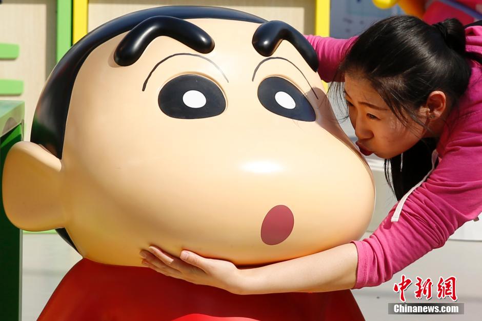 4月22日，游客與蠟筆小新合影?！跋灩P小新25周年紀念特展”日前在北京開展，吸引了不少市民游客。