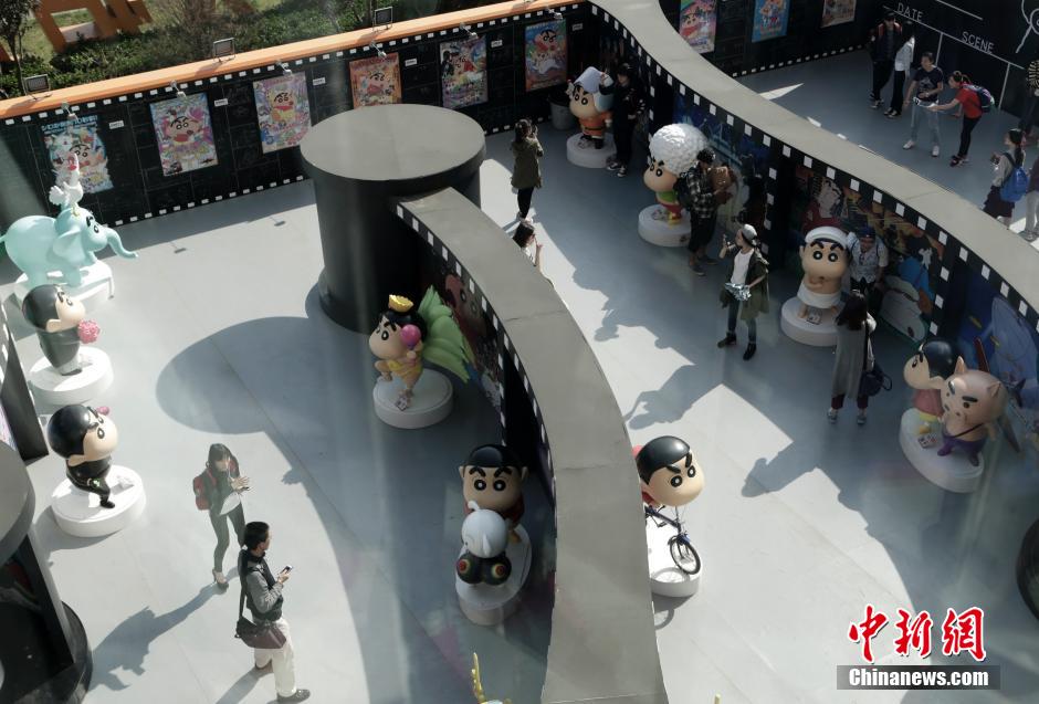 4月22日，游客與蠟筆小新合影?！跋灩P小新25周年紀念特展”日前在北京開展，吸引了不少市民游客。