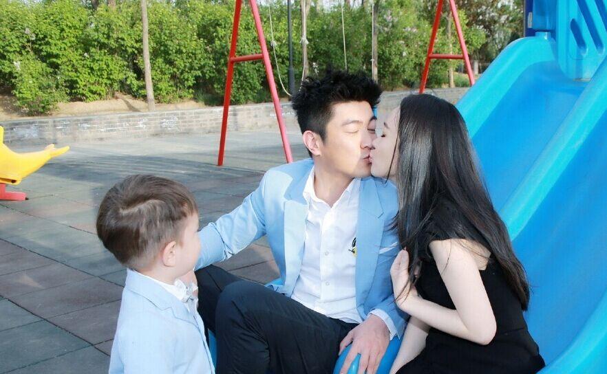 霍思燕與老公親吻,兒子看呆?；羲佳喔窖?“超級愛你們!520快樂!”