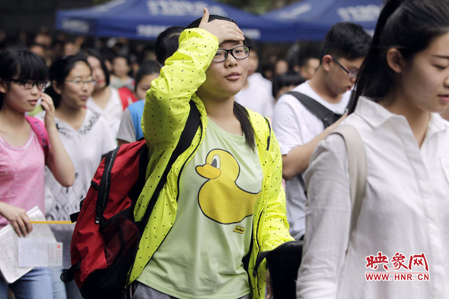 鄭州回中考點，考生輕松入場。