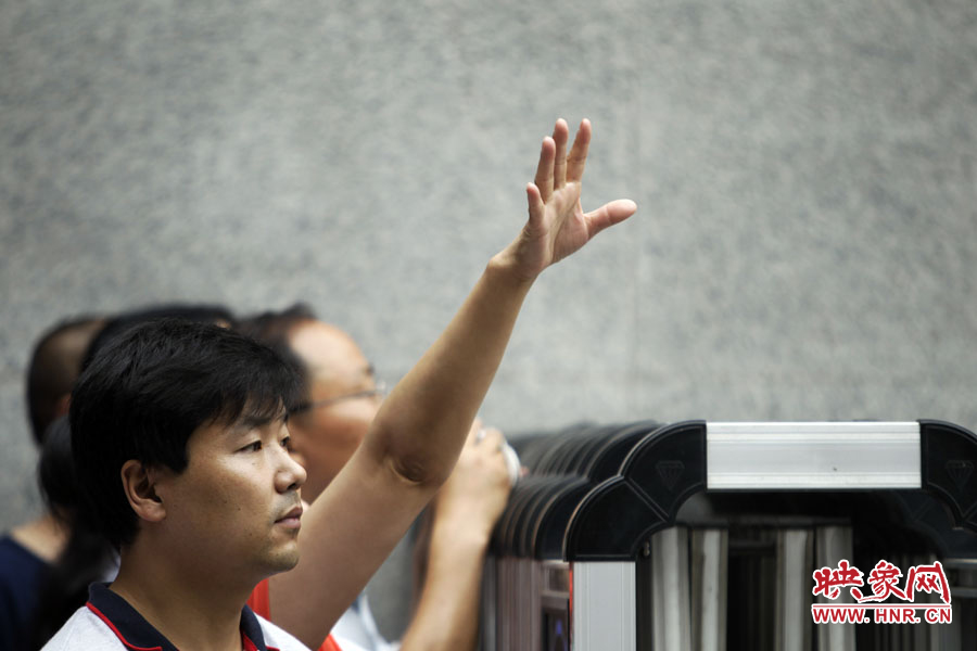 6月7日，鄭州回中考點?！昂伲以谶@兒！”一名家長招呼自己的孩子