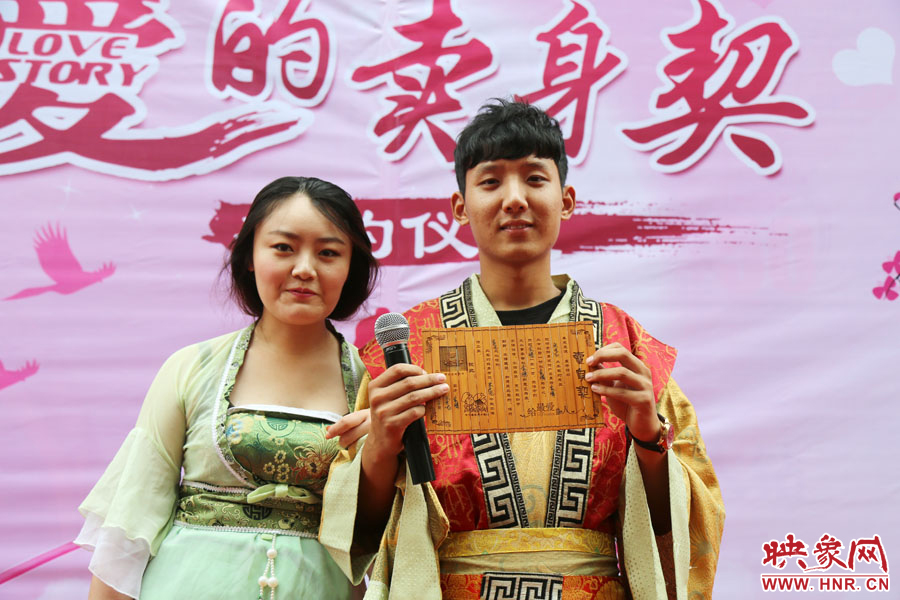 現(xiàn)場的8名男子異口同聲地表示，如違反此契約，可以接受處以極刑。