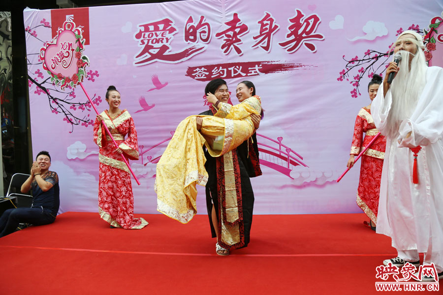 一名男子將女友抱起。