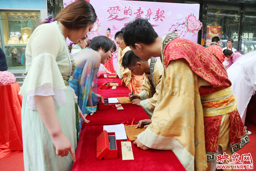 在“月老”的見證下，8名男子簽下代表真摯愛情的“賣身契”。