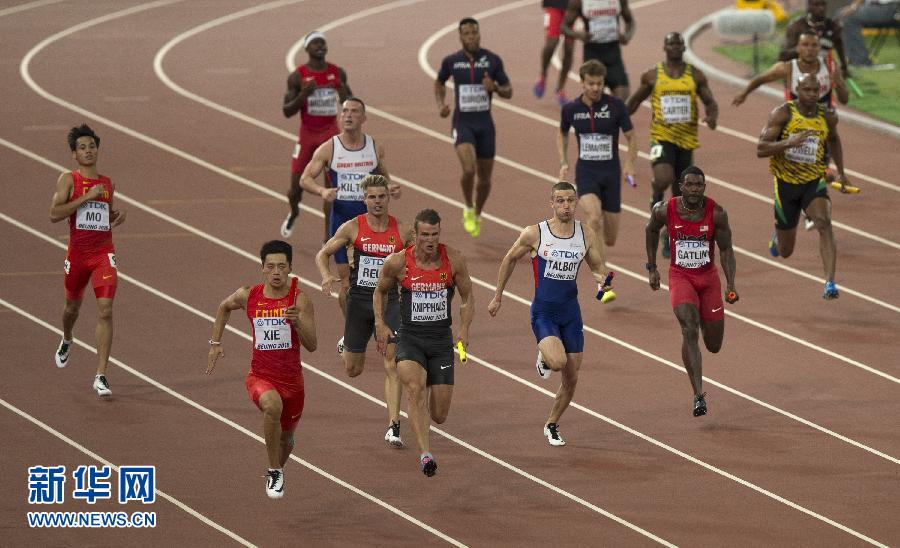 中國隊(duì)選手謝震業(yè)（左前）在比賽中。