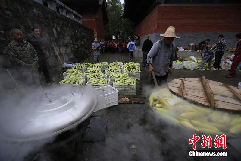 少林禪耕農(nóng)場(chǎng)迎來(lái)秋收 免費(fèi)煮玉米送游客 少林禪耕農(nóng)場(chǎng)迎來(lái)秋收 免費(fèi)煮玉米送游客