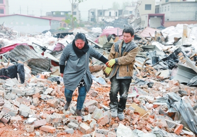 腳下是曾經(jīng)的公司，王琳夫婦內(nèi)心十分悲痛