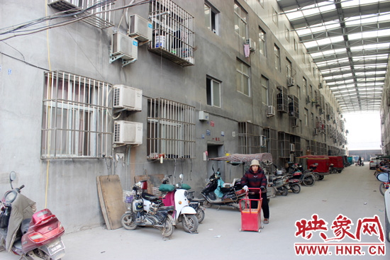 三棟居民樓沒(méi)有任何手續(xù)，沒(méi)有房產(chǎn)證，售價(jià)超級(jí)低。