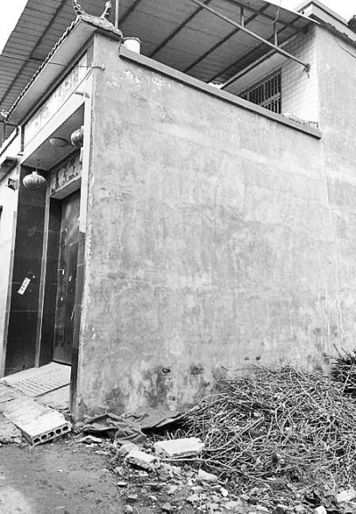 李曉陽跳下來的位置位于家里的二樓平臺上，距離地面五六米高。