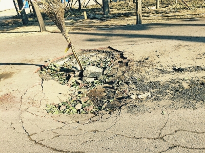 在路面正中間塌陷11平方米，最深處約半米深。