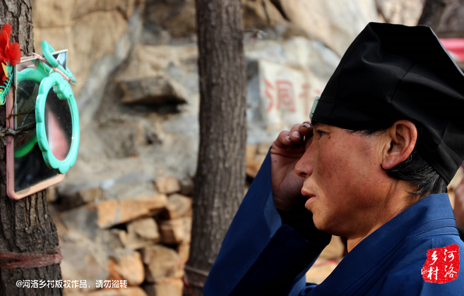 在一個(gè)下著雨的傍晚，他的行李被兩個(gè)五大三粗的壯漢，扔出了工棚。他于是一路南下，沿路打聽著少林寺，來到登封，打算學(xué)得一兩手功夫，回去報(bào)仇。在少林寺附近徘徊數(shù)日，因無人引薦，花光了身上所有的錢，也沒能進(jìn)入少林寺。