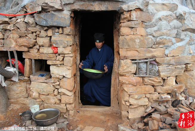 老崔走投無路中，跟著一個(gè)在嵩山后山修行的道士上了山，找了個(gè)半山腰前人堆砌出來的石屋安身。