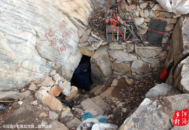 老崔說，以前就經(jīng)常半夜做夢(mèng)，夢(mèng)到女媧娘娘在召喚自己。上山以后，居住附近，竟然真的有一個(gè)地母洞，也不知是誰供奉了女媧娘娘的神像，后來這兒似乎成了老崔的獨(dú)家道場(chǎng)。