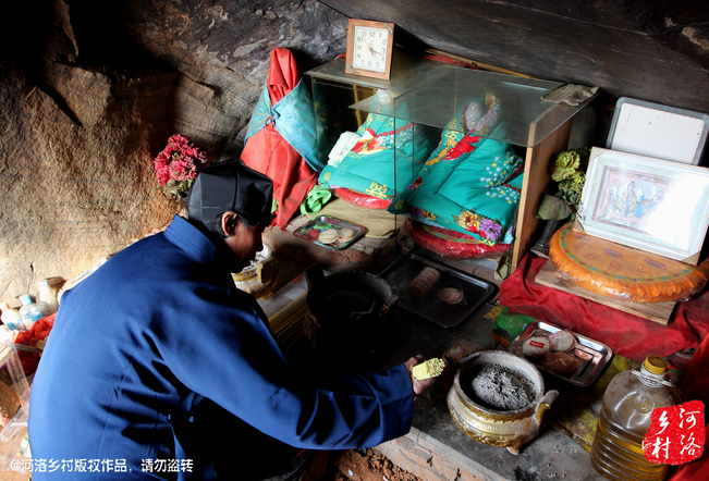 山上很少見到陌生人，所有的出家人也都有自己的生活。誦經(jīng)焚香，成了老崔的日常。