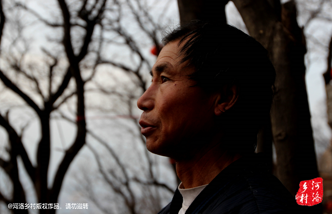 不過老崔對(duì)鄰居卻有著十分的不屑，平日里他們的生活，主要是自己種植的蔬菜和野菜，偶爾有山下香客的供奉。而鄰居卻經(jīng)常揀一些驢友丟棄的物品，飲料瓶，塑料紙，或者其它的物品。