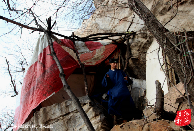 那個(gè)打斷老崔肋骨的道友搬走了，此刻半山腰只剩下老崔一個(gè)人，除了山下的香客，也只有偶爾登山的驢友路過。老崔一副面帶微笑的慈祥模樣，也贏得香客好感，有山下香客邀請(qǐng)他春節(jié)下山過年，老崔有些糾結(jié)，對(duì)于香客的邀請(qǐng)，是去還是不去呢？