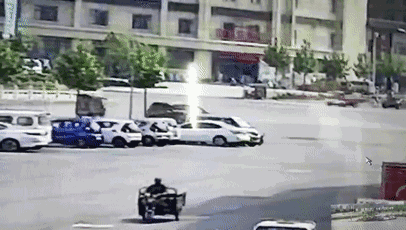 然而，這起看似簡(jiǎn)單的交通事故，接下來(lái)發(fā)生的事兒，卻讓人感到驚奇。