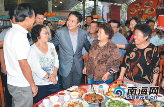 1月1日，省委書記、省人大常委會主任羅保銘在三亞調研。圖為在三亞春園海鮮大排檔，羅保銘來到用餐的游客中間，了解他們在三亞的旅游感受，并認真聽取大家的意見和建議。本報記者 王凱 攝