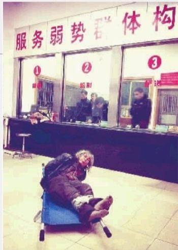 1月7日23點(diǎn)50分，長沙市救助管理站大廳，一名老年流浪者躺在擔(dān)架上，無助地看著記者。