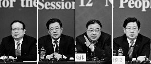 昨天，國務(wù)院深化醫(yī)藥衛(wèi)生體制改革領(lǐng)導(dǎo)小組辦公室負(fù)責(zé)人王保安、孫志剛、馬曉偉、胡曉義（從左至右）就“醫(yī)藥衛(wèi)生體制改革”有關(guān)問題回答記者提問。記者王鵬/攝