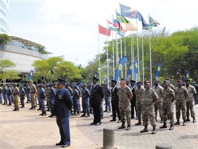 3月23日，南非警員參加德班峰會安保動員會。為確保峰會安全，南非政府從全國抽調(diào)3000名警察加強(qiáng)安保。 新華社發(fā)