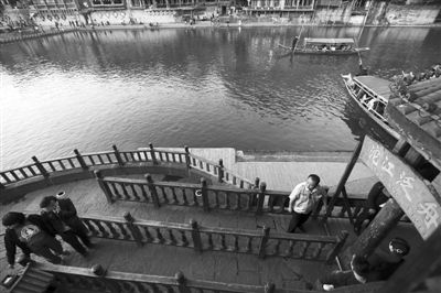 16日，湖南省長沙市，連日來，鳳凰景區(qū)游客稀少，商戶收入減少。