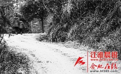 2月21日，媽媽帶著小雪離開了村子。 晨報記者 高博 攝