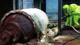 5月19日，中鹽湖南株洲化工集團(tuán)有限公司廠區(qū)，消防戰(zhàn)士穿著重型防化服對泄漏點(diǎn)及周圍進(jìn)行處置。圖/讀者高先生