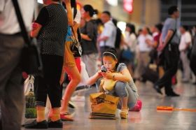 5月26日，武廣高鐵長沙南站，因?yàn)楦哞F設(shè)備故障，滯留了大量旅客。圖/記者李坤