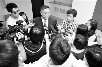 6月5日，商務(wù)部新聞辦公室召開“中歐光伏產(chǎn)品貿(mào)易摩擦”專題發(fā)布會。發(fā)布會結(jié)束后，中國機(jī)電產(chǎn)品進(jìn)出口商會會長張鈺晶接受記者采訪。新京報記者