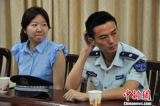 圖為參與“體驗式執(zhí)法”的兩名城管隊員?！埱邸z