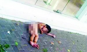 大熱天，小女孩赤身躺在馬路上