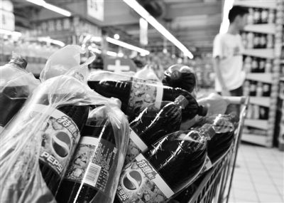 昨日，浙江省杭州市，在一家超市里拍攝到的百事可樂。近日，百事可樂再次遭遇“致癌風(fēng)波”。圖/CFP