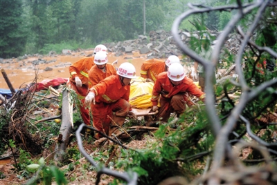 昨日，消防隊(duì)員在四川省都江堰市中興鎮(zhèn)三溪村滑坡現(xiàn)場運(yùn)送遇難者遺體。新華社記者 薛玉斌 攝