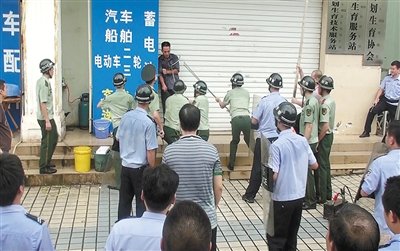 昨日，警方趕到現(xiàn)場制服嫌疑人何某。