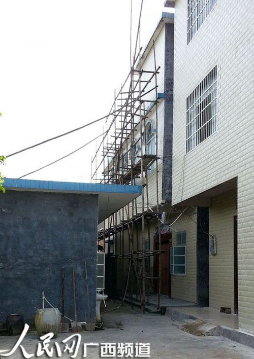 何某某的家門緊鎖，23日晚家人連夜搬家，現(xiàn)在去向不明